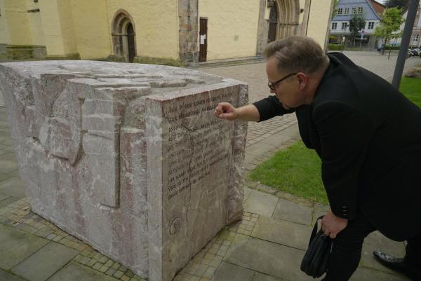 Bild 1 von 7: Tödlicher Verdacht: Menschen, die beschuldigt wurden, Hexen oder Werwölfe zu sein, fielen der Inquisition zum Opfer. Überall im westfälischen Lemgo gibt es Hinweise auf diese Zeit. Hier der  Historiker Dr. Utz Anhalt am Gedenkstein für eine Hexe.