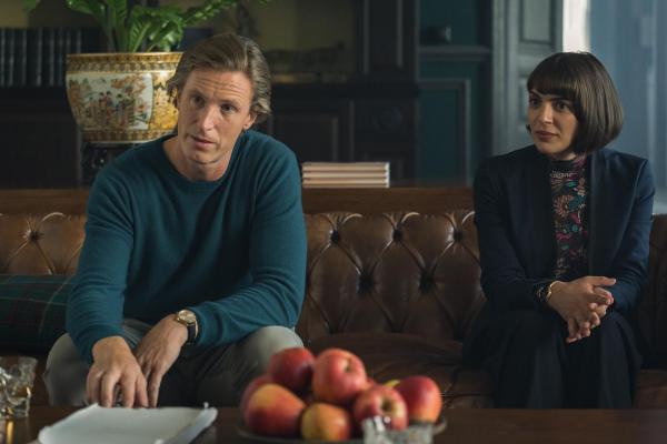 Bild 1 von 15: Im Bild: Der Winterscheid-Verlagsleiter Carl Winterscheid (Golo Euler) und seine Lektorin Julia Bremora (Deniz Orta) haben ein Roman-Manuskript zugespielt bekommen, das vermutlich Carl Winterscheids Mutter geschrieben hat.