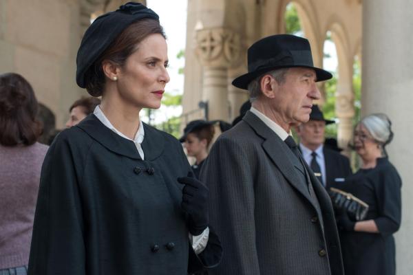 Bild 1 von 10: Doña Blanca (Aitana Sánchez-Gijón, l.); Don Emilio (José Sacristán, r.)