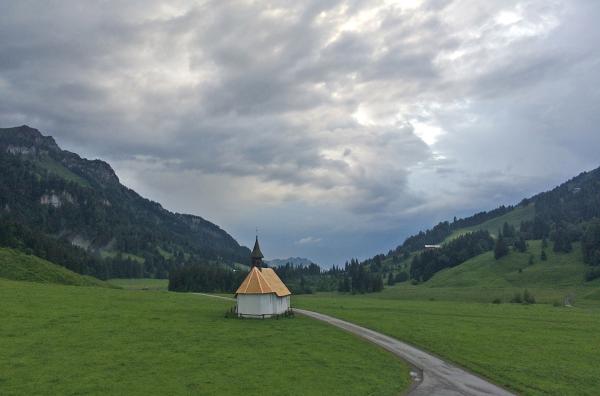Bild 1 von 8: Das Vorsäß Schönenbach mit seiner 500 Jahre alten Kapelle im Bregenzerwald.