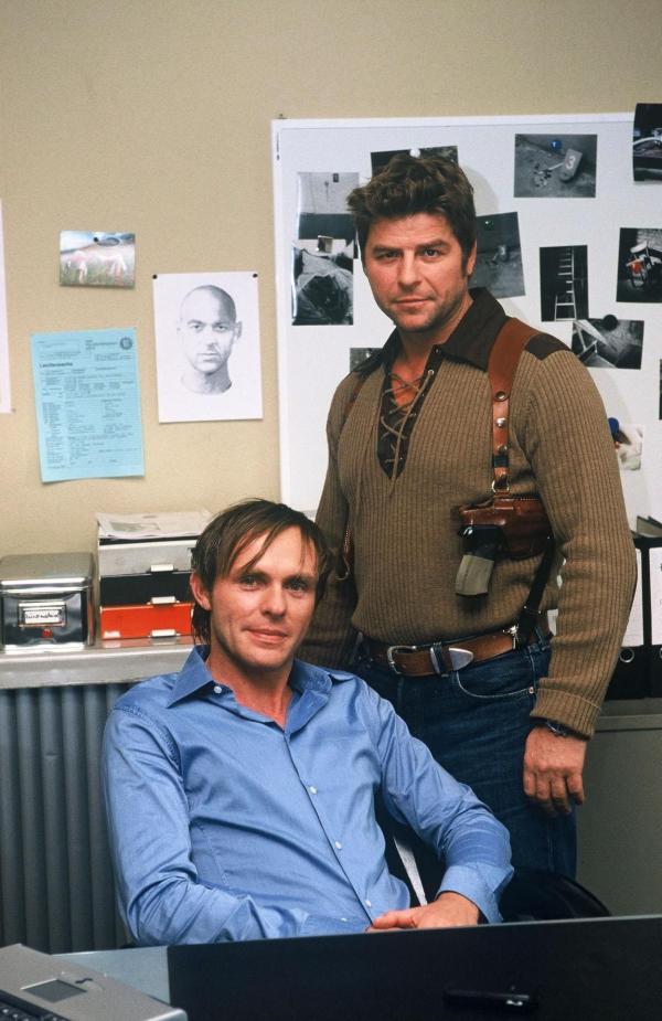 Bild 1 von 18: Jupp (Uwe Fellensiek, r.) und Falk (Dirk Martens, l.)