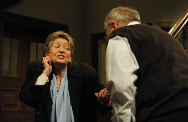 Bild 1 von 10: Lotte hat ihren Ohrclip verloren und Alois hilft ihr bei der Suche. Von links: Lotte Steinbichler (Eva Christian) und Alois Preissinger (Erich Hallhuber sen.).