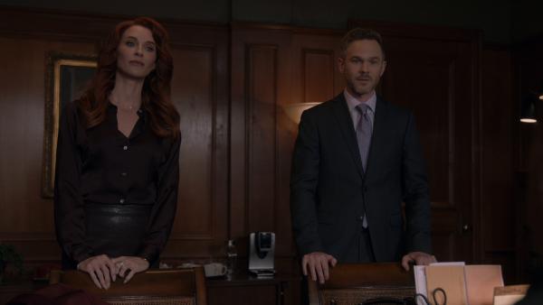 Bild 1 von 3: Der Staatsanwalt Wesley Evers (Shawn Ashmore) muss sich vor dem Richter gegen die Anwältin Monica Stevens (Bridget Regan) behaupten.