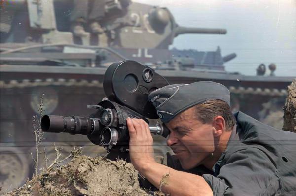 Bild 1 von 5: Bis heute prägen ihre Texte, Fotos und Filme unser Bild vom Zweiten Weltkrieg: Die Kriegsberichter aus Hitlers Propagandakompanien. Nach 1945 wurden einige von ihnen zu Gründern erfolgreicher Medien - in der Demokratie der Bundesrepublik Deutschland.