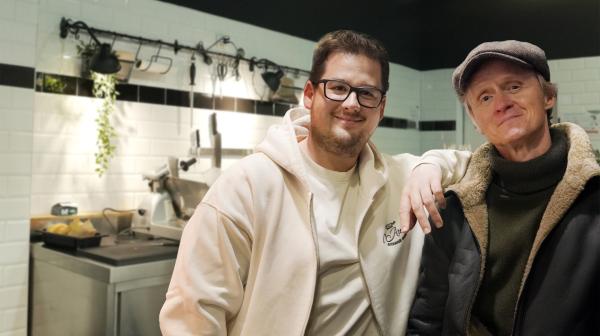 Bild 1 von 1: So schick war die Kurzstrecke noch nie! Pierre M. Krause (re.) darf Chris Tall für eine Fernsehaufzeichnung einkleiden. Und natürlich ist ihm da das Hemd näher als die Hose. Glattgebügelte Gespräche und Themen von der Stange wird man dabei nicht finden - hier ist alles maßgeschneidert. Bevor den beiden aber der Kragen platzt, machen sie die Fliege und ziehen weiter, um noch eine Extrawurst zu kriegen.