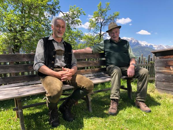 Bild 1 von 2: Im Bild: Thomas Quehenberger Senior & Junior Forst und Landwirtschaft, Lampersbach.