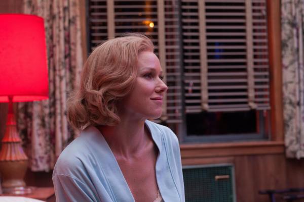 Bild 1 von 15: Als die Theater-Schauspielerin Lesley (Naomi Watts) zusagt, bei dem Theaterstück des psychisch labilen Riggan Thomson mitzuspielen, ahnt sie noch nicht, was alles auf sie zukommen wird ...