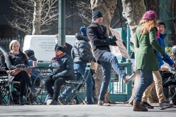Bild 1 von 16: Bekannt für seine ungewöhnlichen Ermittlungsmethoden: Sherlock Holmes (Jonny Lee Miller, 3.v.r.) ...