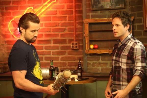 Bild 1 von 7: Mac (Rob McElhenney, l.); Dennis Reynolds (Glenn Howerton, r.)