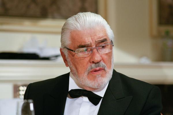 Bild 1 von 32: Im Bild: Mario Adorf (Prof. Martin Burian).