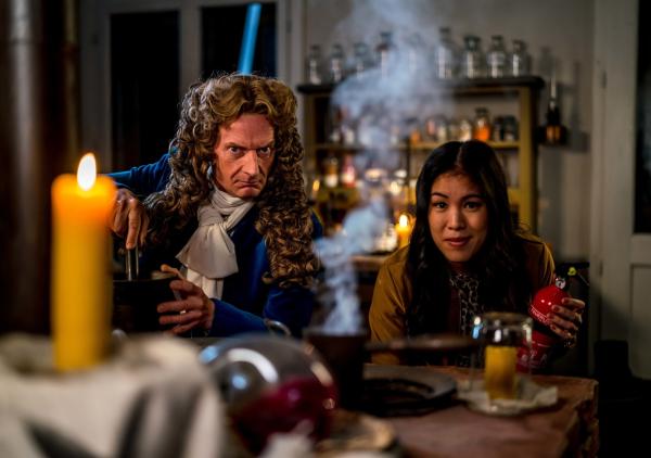 Bild 1 von 11: Der größte Irrtum der Chemie. Mai Thi Nyuyen-Kim mit Michael Kessler als Georg Ernst Stahl, dem Erfinder der Theorie vom \