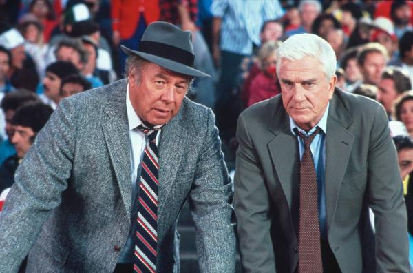 Bild 1 von 8: Captain Ed Hocken (George Kennedy, l.) und Lt. Frank Drebin (Leslie Nielsen, r.) sind dem kriminellen Industriellen Vincent Ludwig auf der Spur.