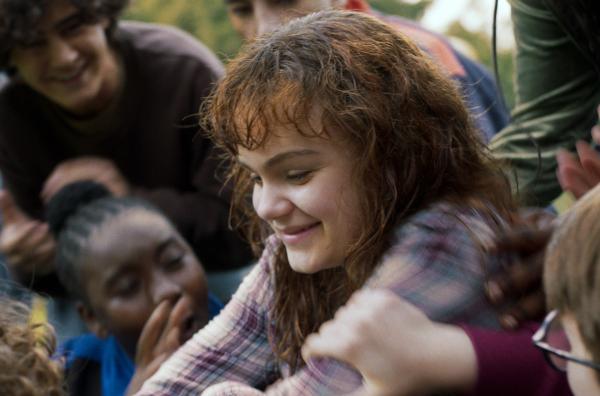Bild 1 von 4: Mit der Zeit lernt Dalva (Zelda Samson, Mi.), sich nicht nur im Pflegeheim, sondern auch in der Schule unter anderen Kindern wohlzufühlen.