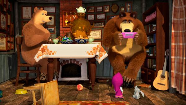 Bild 1 von 6: Der Bär hat dem Hasen und Mascha die Spielekonsole weggenommen und ist nun selbst dem Spielwahn verfallen.