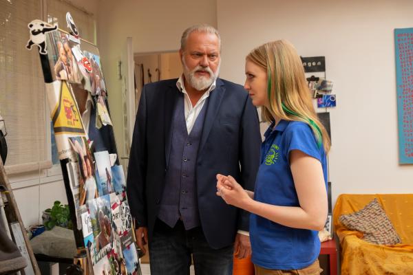 Bild 1 von 9: Obwohl Isa Steinmüllers (Lilli Fichtner, r.) Freundschaft mit der toten Influencerin zerrüttet war, gehen ihr Voss (Jan-Gregor Kremp, l.) Fragen ziemlich nah.