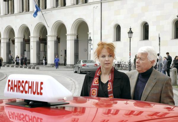 Bild 1 von 4: Friedrich (Peter Weck) ist begeistert von seiner Fahrlehrerin Eva (Claudia Messner).