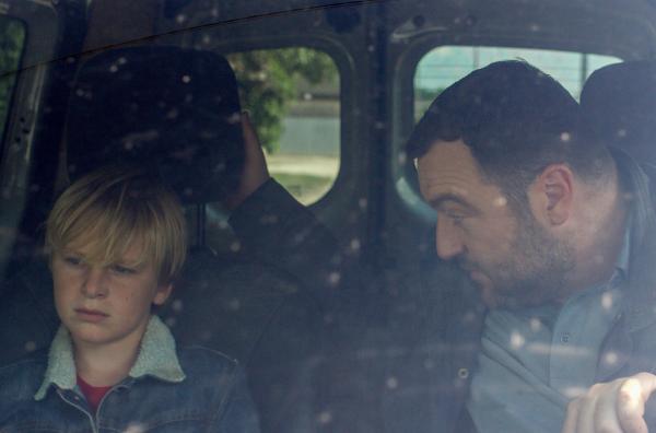 Bild 1 von 5: Julien (Thomas Gioria) weigert sich, die Fragen seines Vaters (Denis Ménochet) zu beantworten.