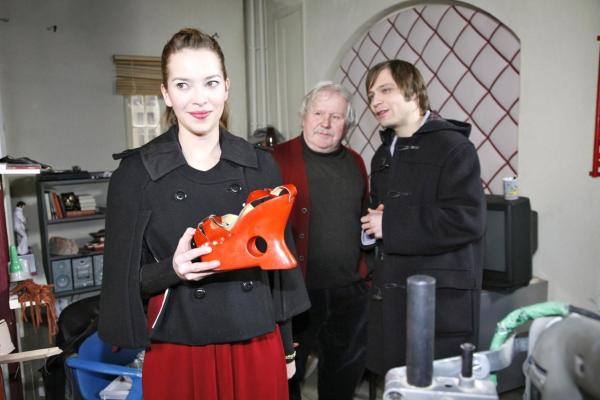 Bild 1 von 14: Hannah (Laura Osswald, l.) ist glücklich, dass Bruno (Tim Sander, r.) gemeinsam mit Meister Pöhnke (Axel Scholtz, M.) das Unmögliche möglich gemacht hat.