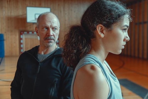 Bild 1 von 1: Im Bild: Simon Hatzl (Stefan Veighofer), Luna Mwezi (Nawal Ammann).