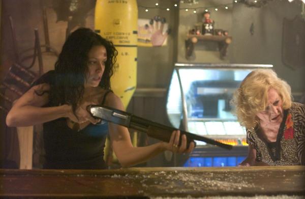 Bild 1 von 8: Heroine (Navi Rawat, l.); Grandma (Eileen Ryan, r.)