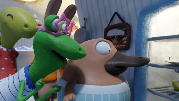 Bild 1 von 4: Marilu, Undine und Nö-Nö entdecken was im Kühlschrank.