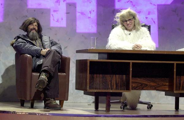Bild 1 von 15: Reinhold Messner alias Christian Tramitz (l.) unterhält sich mit dem berühmten Yeti alias Rick Kavanian (r.).