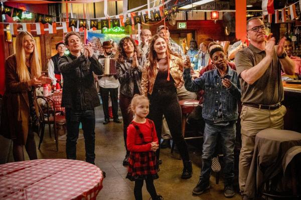 Bild 1 von 31: Im Bild (v.li.): Kate Miner (Tami Tamietti), Jeremy Allen White (Philip/Lip Gallagher), Paris Newton (Franny), Emma Kenney (Debbie Gallagher), Christian Isaiah (Liam Gallagher), Joshua Malina (Arthur Tipping).