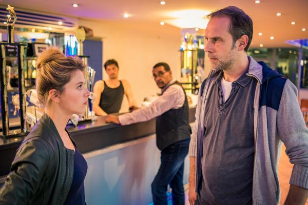 Bild 1 von 8: Resi Schwaiger (Mersiha Husagic, l.) spricht mit Lars Wagner (Alexander Wüst, r.); Franz Ainfachnur (Christofer v. Beau, 2. v.r.) steht bei Stanislaw Koslowski (Stipe Erceg, 2. v.l.) am Tresen.