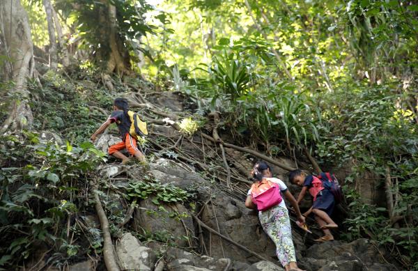 Bild 1 von 3: Diese Kinder aus Madibago im Südwesten der Philippinen haben einen der außergewöhnlichsten und gefährlichsten Schulwege der Welt. Denn um ihre Schule zu erreichen; müssen schon die Siebenjährigen eine Steilwand mitten im Dschungel erklimmen. Lediglich ein paar Wurzeln geben den Schülern etwas Halt.