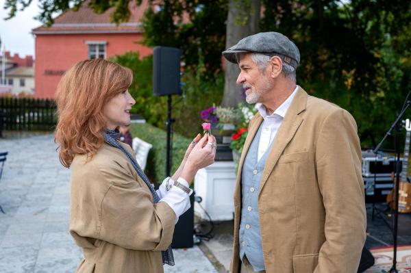 Bild 1 von 16: Im Bild: Letzte Vorbereitungen für das Sommerfest der Musikschule: Bibi (Fanny Stavjanik) schenkt Gunnar (Dietrich Adam) eine kleine Rosenknospe als Glücksbringer. Doch der ist mit seinen Gedanken ganz woanders.