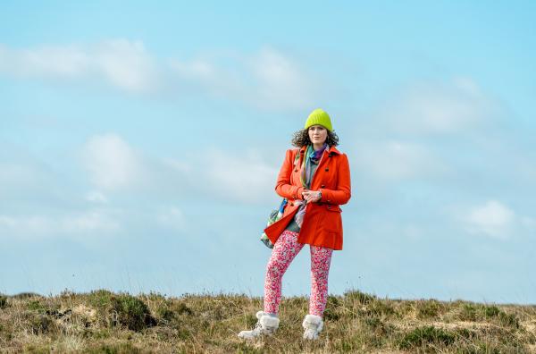 Bild 1 von 2: Journalistin Ciara-Kate (Hannah Brady) stellt für ihren True-Crime-Podcast eigene Nachforschungen an.