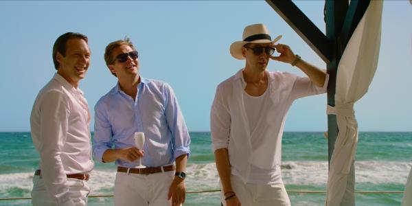 Bild 1 von 3: Adam (Simon J. Berger, l.), Henrik (Tobias Santelmann, M.) und William (Pål Sverre Hagen, r.) genießen die Party für den elitären Club der Superreichen. Die Stimmung in Saint-Tropez ist ausgelassen und kein Wunsch bleibt offen.