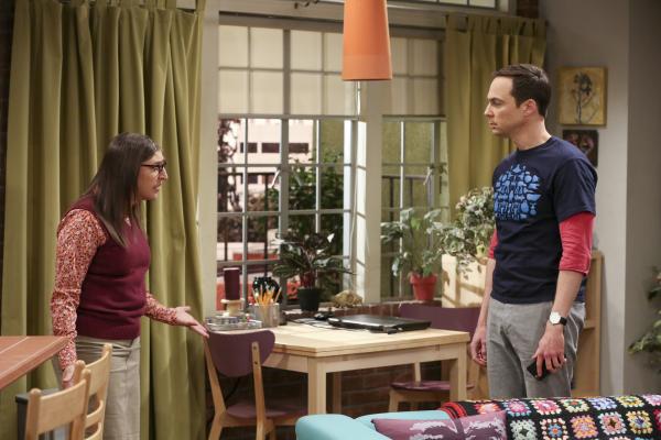 Bild 1 von 16: Amy (Mayim Bialik, l.) erkennt, dass die Hochzeit für Sheldon (Jim Parsons, r.) in einem Desaster enden könnte, weil seine Mutter nicht zu der Trauung erscheinen will ...
