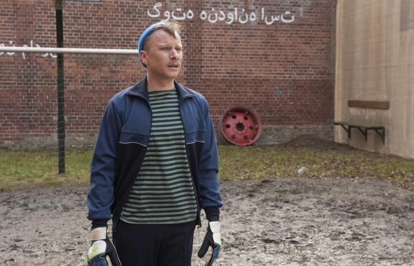 Bild 1 von 6: Kurz vor dem Elfer tritt Titus (Robert Stadlober) auf eine Mine und darf sich deshalb nicht mehr bewegen.