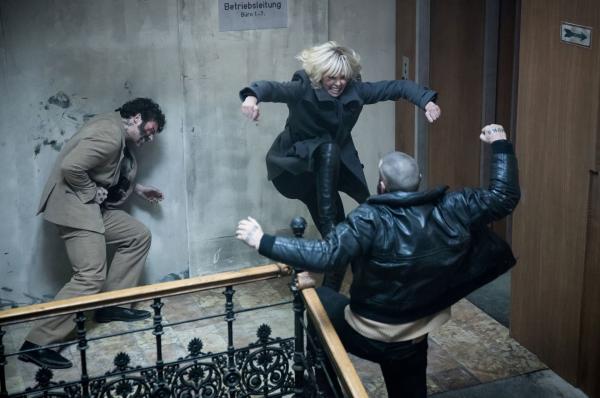 Bild 1 von 5: 4102_D014_02679R_CROP  Oscar® winner CHARLIZE THERON explodes into summer in Atomic Blonde, a breakneck action-thriller that follows MI6?s most lethal assassin through a ticking time bomb of a city simmering with revolution and double-crossing hives of traitors.  Credit: Jonathan Prime