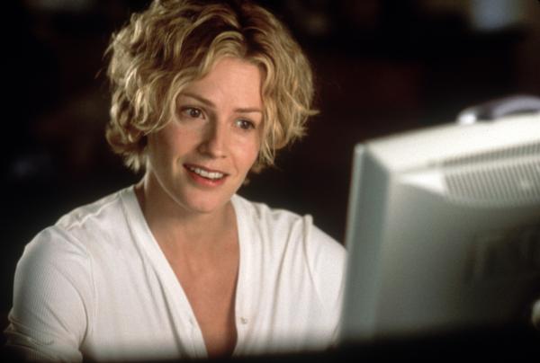 Bild 1 von 3: Linda McKay (Elisabeth Shue) ist erleichtert, nachdem sie dem Verteidigungsminister von dem gescheiterten Experiment berichtet hat.