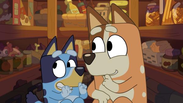 Bild 1 von 6: Es ist Zeit für ein Familien-Versteckspiel! Jeder versteckt sich, während Bluey bis zwanzig zählt. Doch kann sich Bluey wirklich auf das Spiel konzentrieren, oder lässt sie sich von all ihren Spielsachen ablenken?