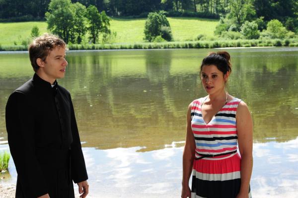 Bild 1 von 11: Martin (David Paryla, l.); Kira (Mareike Lindenmeyer, r.)