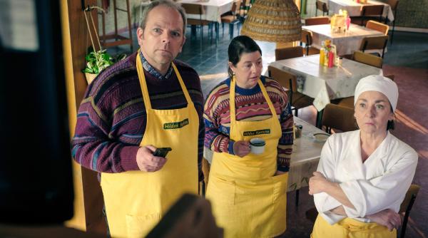 Bild 1 von 22: Hilde (Steffi Kühnert, re.), Moni (Tilla Kratochwil, Mitte) und Paule (Andreas Schröders, li.) warten auf Gäste.