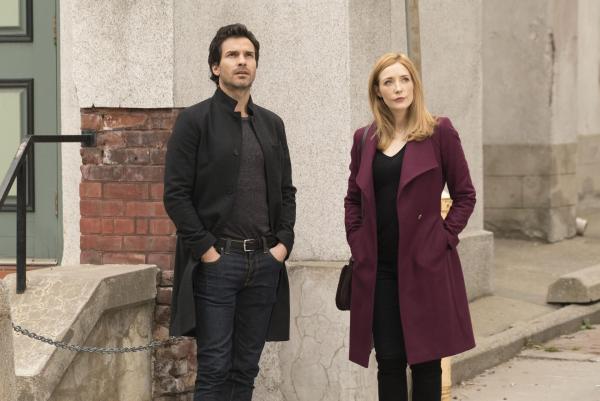 Bild 1 von 19: Grace (Jennifer Finnigan, r.) und Darius (Santiago Cabrera, l.) machen sich hinter Harris' Rücken auf den Weg nach Russland, um einen potenziellen Nuklearkrieg aufzuhalten ...