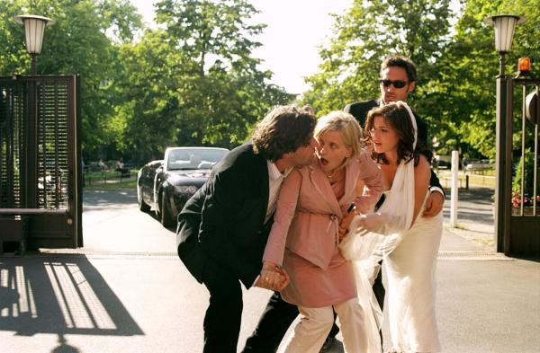 Bild 1 von 19: Ausgerechnet bei der Hochzeit setzen bei der hochschwangeren Sylvie (Nina Weniger, 2.v.l.) die Wehen ein. Max (Hans-Jochen Wagner, l.), Pia (Katharina Wackernagel, 2.v.r.) und Uli (Benjamin Sadler, r.) machen sich sofort auf den Weg ins Krankenhaus.