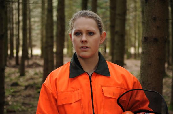 Bild 1 von 6: Yvi (Alexa Eilers) hat Angst, dass etwas passiert ist, als sie Schattenhofer schreien hört.