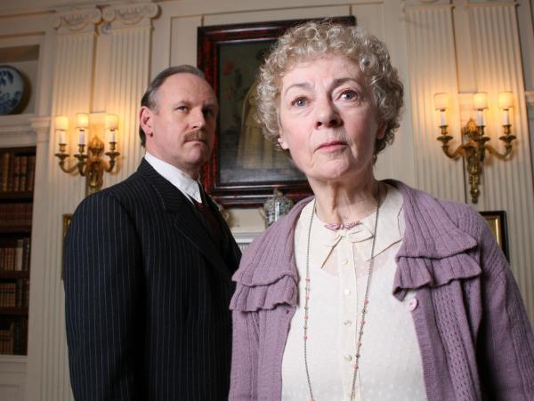 Bild 1 von 2: Dr. Joshua Waters (Michael Maloney, l.); Miss Marple (Geraldine McEwan, r.)