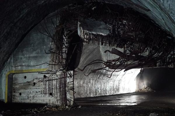 Bild 1 von 3: Diese Schutztüren sollten selbst dem Überdruck einer Nuklearexplosion standhalten. Während der Jugoslawienkriege sprengte die jugoslawische Armee sie dann selbst.