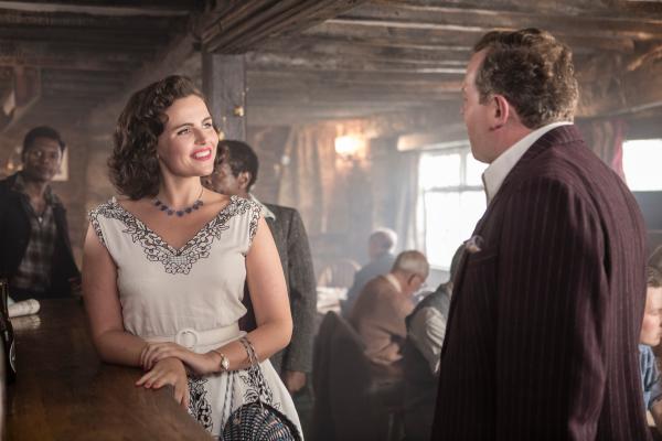 Bild 1 von 5: Bunty (Emer Kenny) macht dem Antiquitätenexperten Wynford Collins (Miles Jupp) schöne Augen. Wynfod Collins gilt als ein sehr galanter Mann, der erfolgreich mit Antiquitäten handelt.