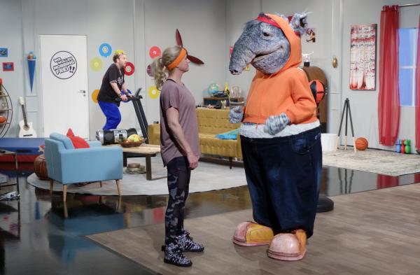 Bild 1 von 6: Nach einer Runde Sport ist TanzTapir fit für den Ausflug mit den TanzAlarm-Kids und Mai Cocopelli, während Tom fix und fertig ist.