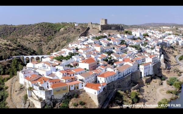 Bild 1 von 4: Ein Stück Mittelalter in Portugal: Das Städtchen Mértola bietet fantastische Aussichten auf die umliegende Landschaft.