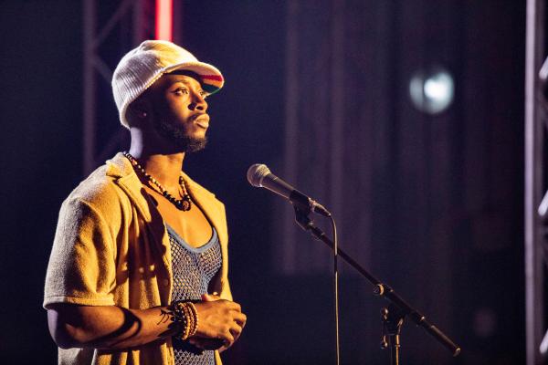 Bild 1 von 3: Der Musiker Deshawn Lyons (Malcolm Atobrah) wollte sich nur auf das große Konzert vorbereiten. Doch dann kommt alles anders.