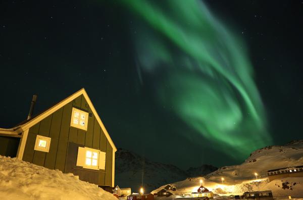 Bild 1 von 5: Himmel über der Arktis: Polarlichter in Tasiilaq, Grönland. Der Ort hofft auf sogenannte Aurora-Touristen, da die Insel durch den Temperaturwandel zugänglicher wird.