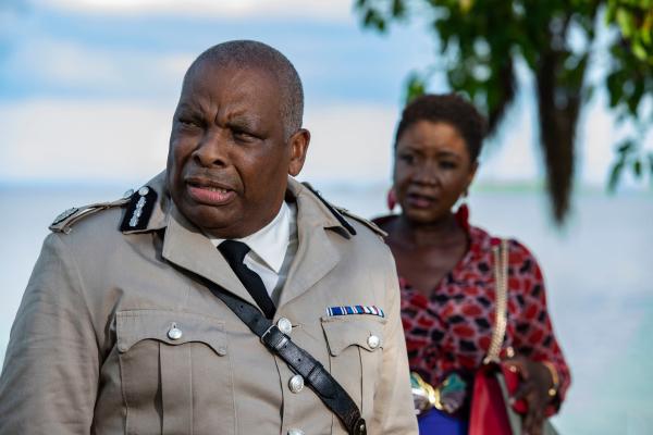 Bild 1 von 3: Am Ort des Unfalls wartet bereits Darlene Curtis (Ginny Holder) - und Commissioner Patterson (Don Warrington) macht eine schreckliche Entdeckung.